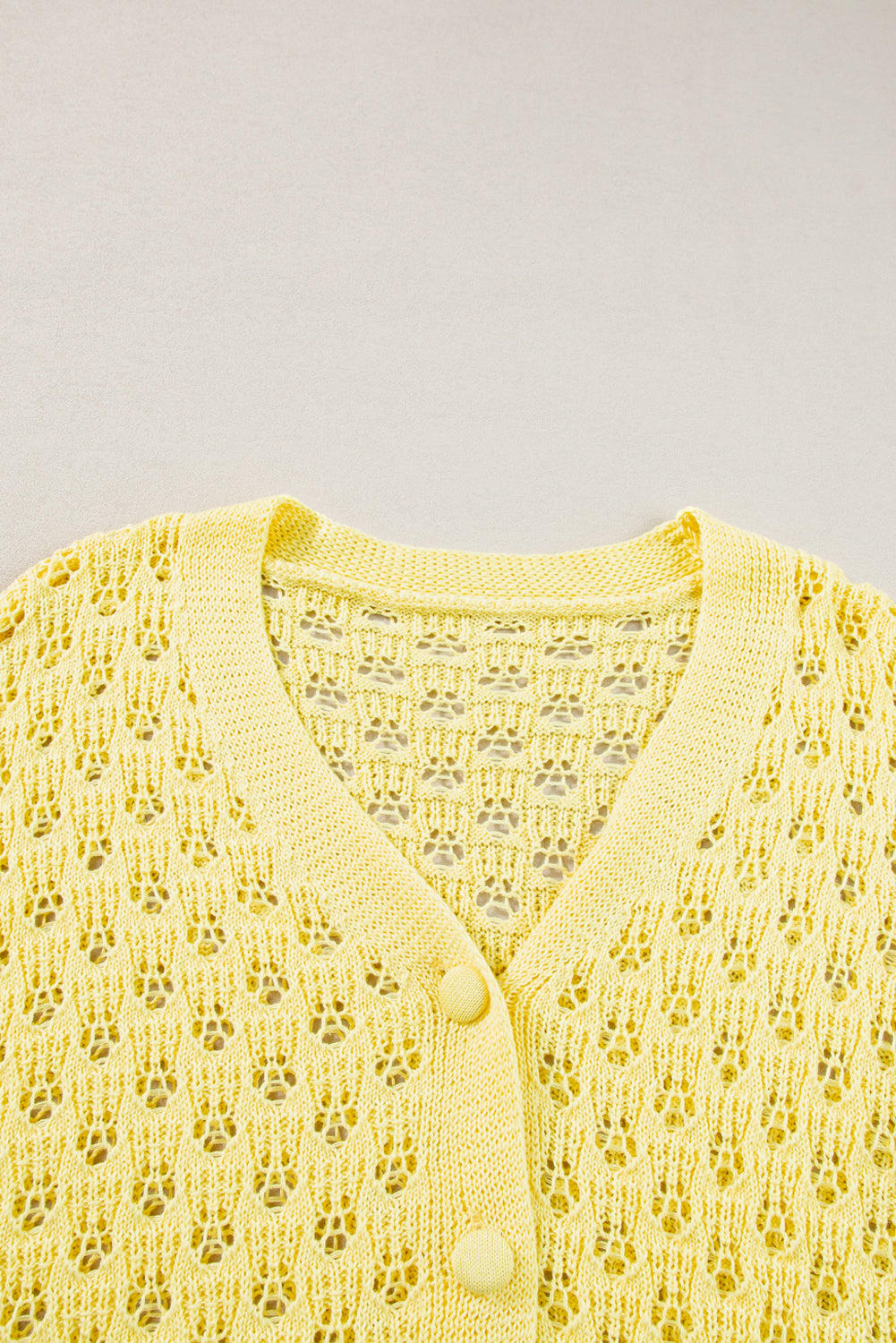 Gelber pointelle-strickpullover mit v-ausschnitt strickjacke