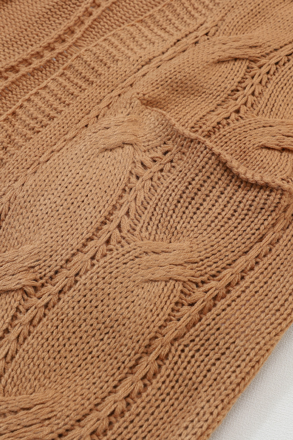 Khakifarbene strickjacke mit geripptem ösenbesatz