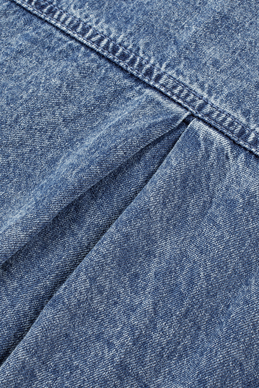 Blaue mineralwaschung ärmelbündchen mit ausgefranstem saum denim-kleid