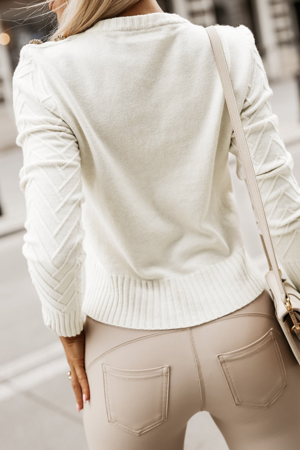 Weißer strukturierter strickpullover mit knopfdekor