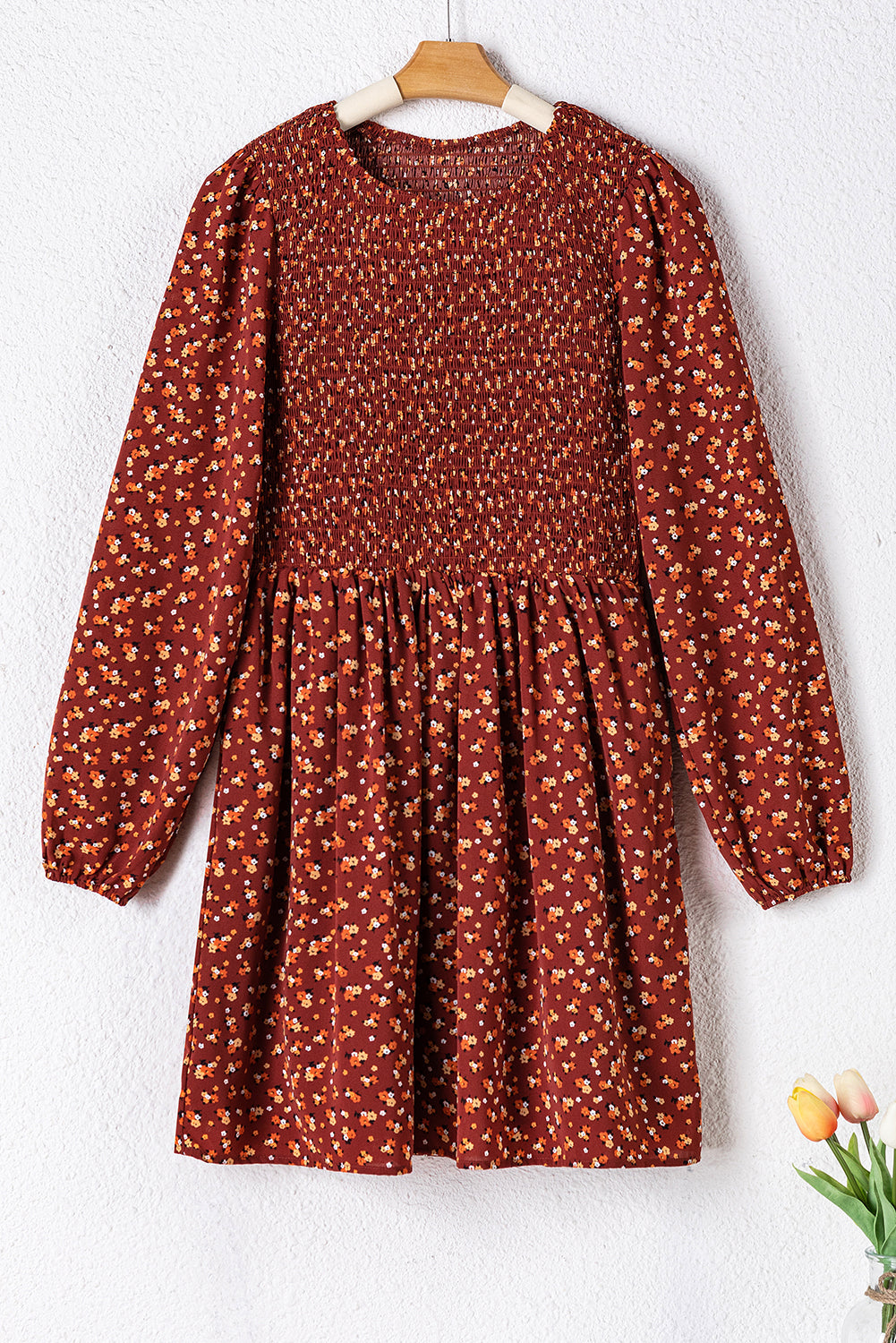 Bruine bloemed mini -jurk met een bestormde top