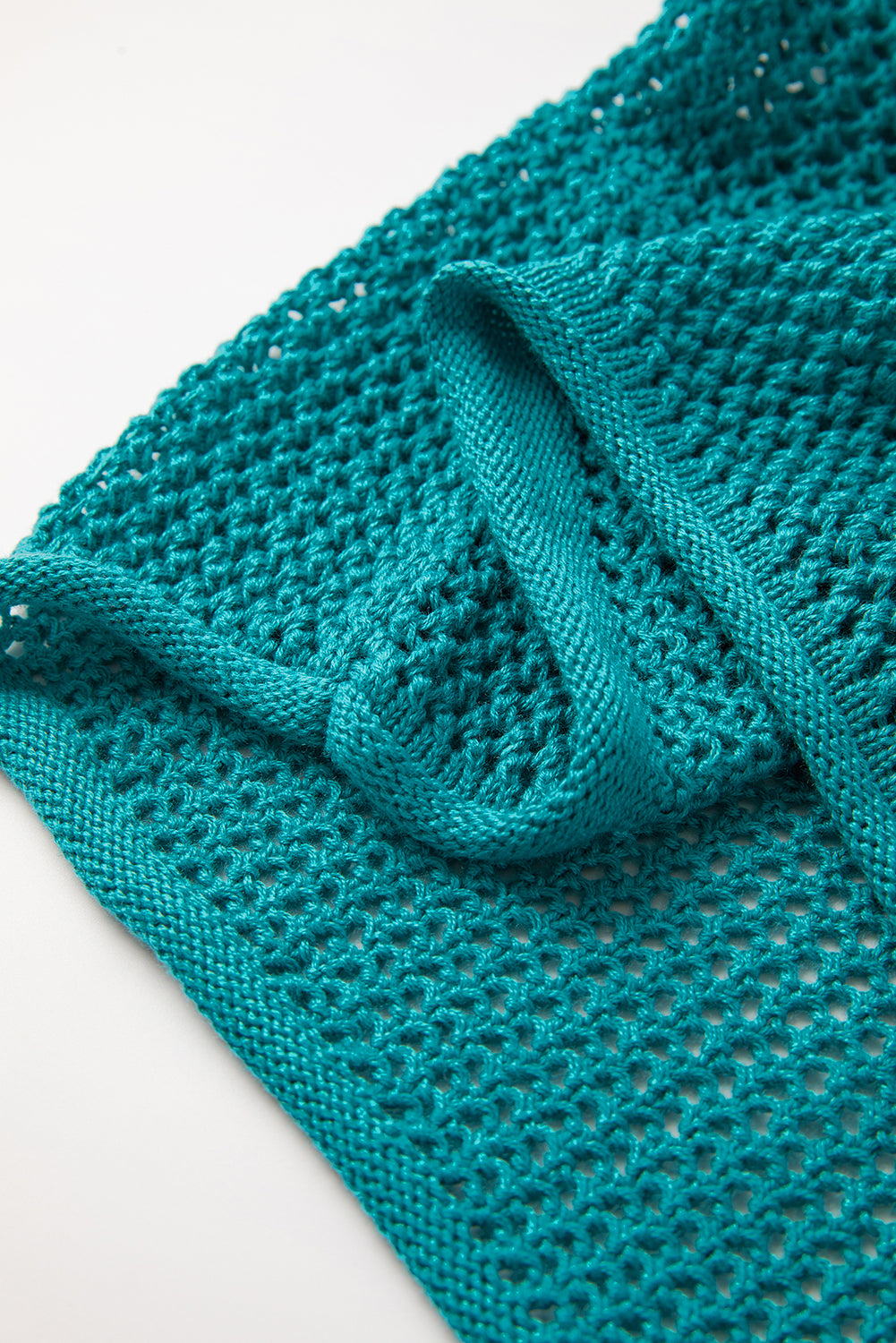 Meergrüner pullover mit großer blume und hohlen schultern aus strick