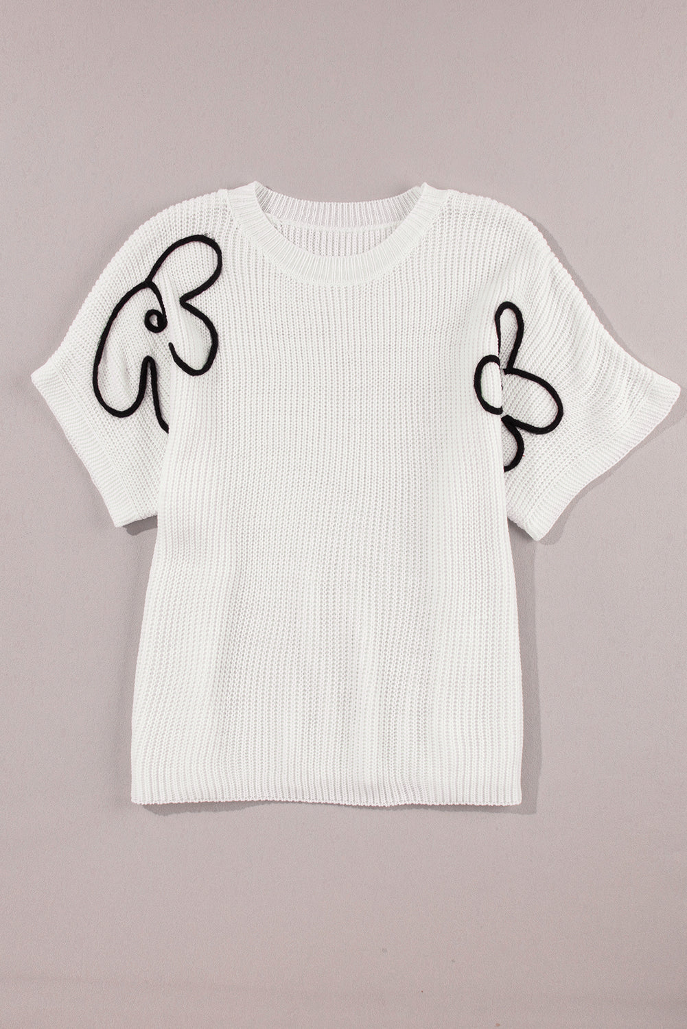 Weißes pullover-top mit blumenstickerei