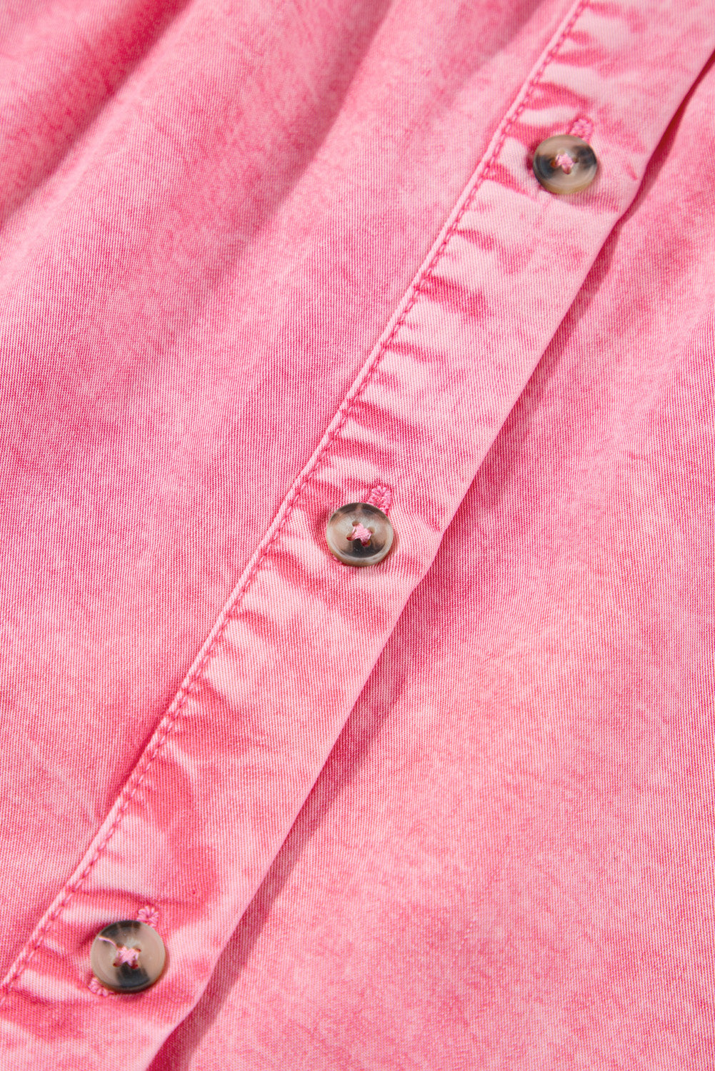 Rosa gerüschtes minikleid aus denim mit kurzen ärmeln und knöpfen