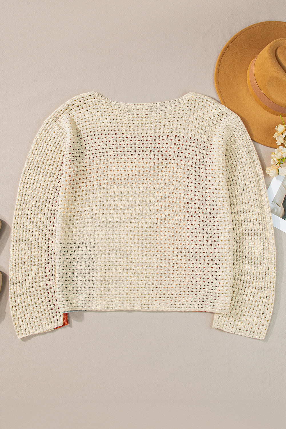 Aprikosenfarbener pointelle-strick-baggy-pullover mit farbblockmuster