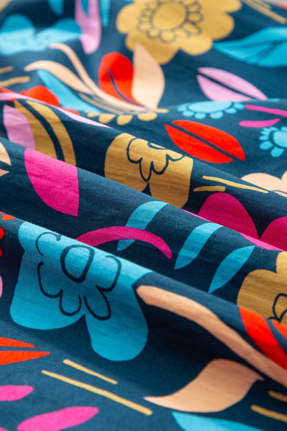Grünes Minikleid mit Puffärmeln und Rüschen mit Blumendruck