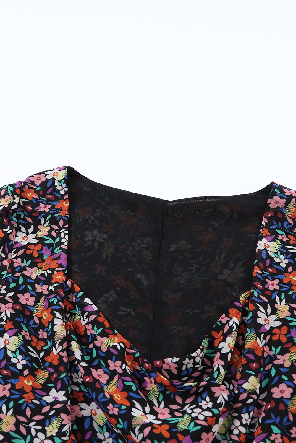 Langärmeliges kleid mit blumenmuster und v-ausschnitt