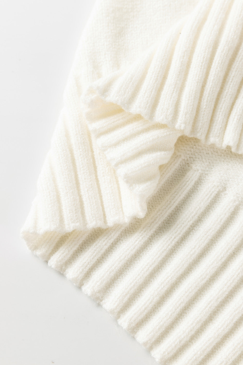Weißer strukturierter strickpullover mit knopfdekor