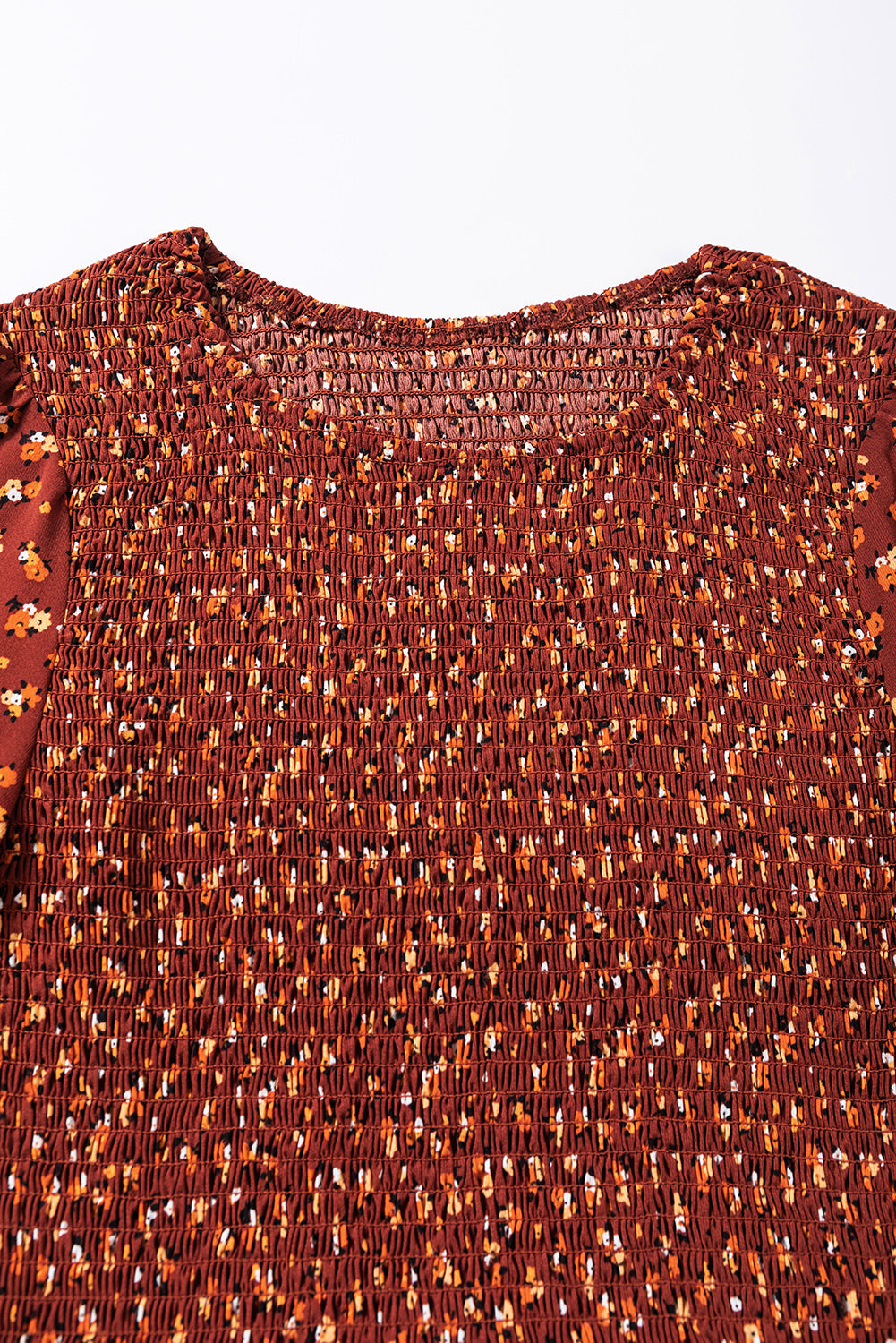Bruine bloemed mini -jurk met een bestormde top