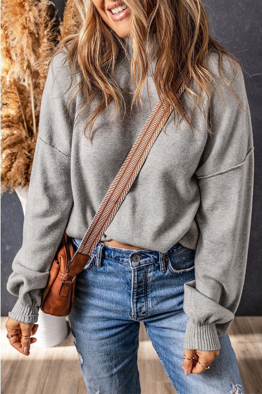 Grauer rollkragenpullover mit hängenden schultern und bubble sleeve strickpullover