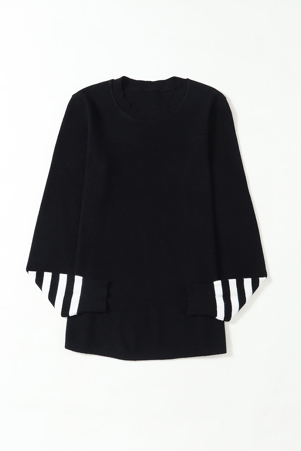 Schwarzer pullover mit gestreiften ärmeln und einfarbigem strick
