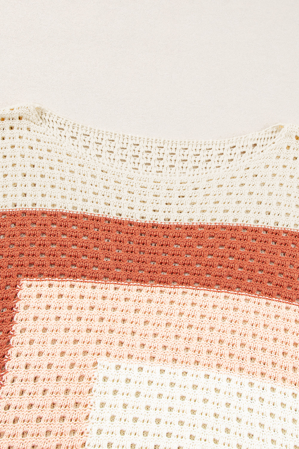 Aprikosenfarbener pointelle-strick-baggy-pullover mit farbblockmuster