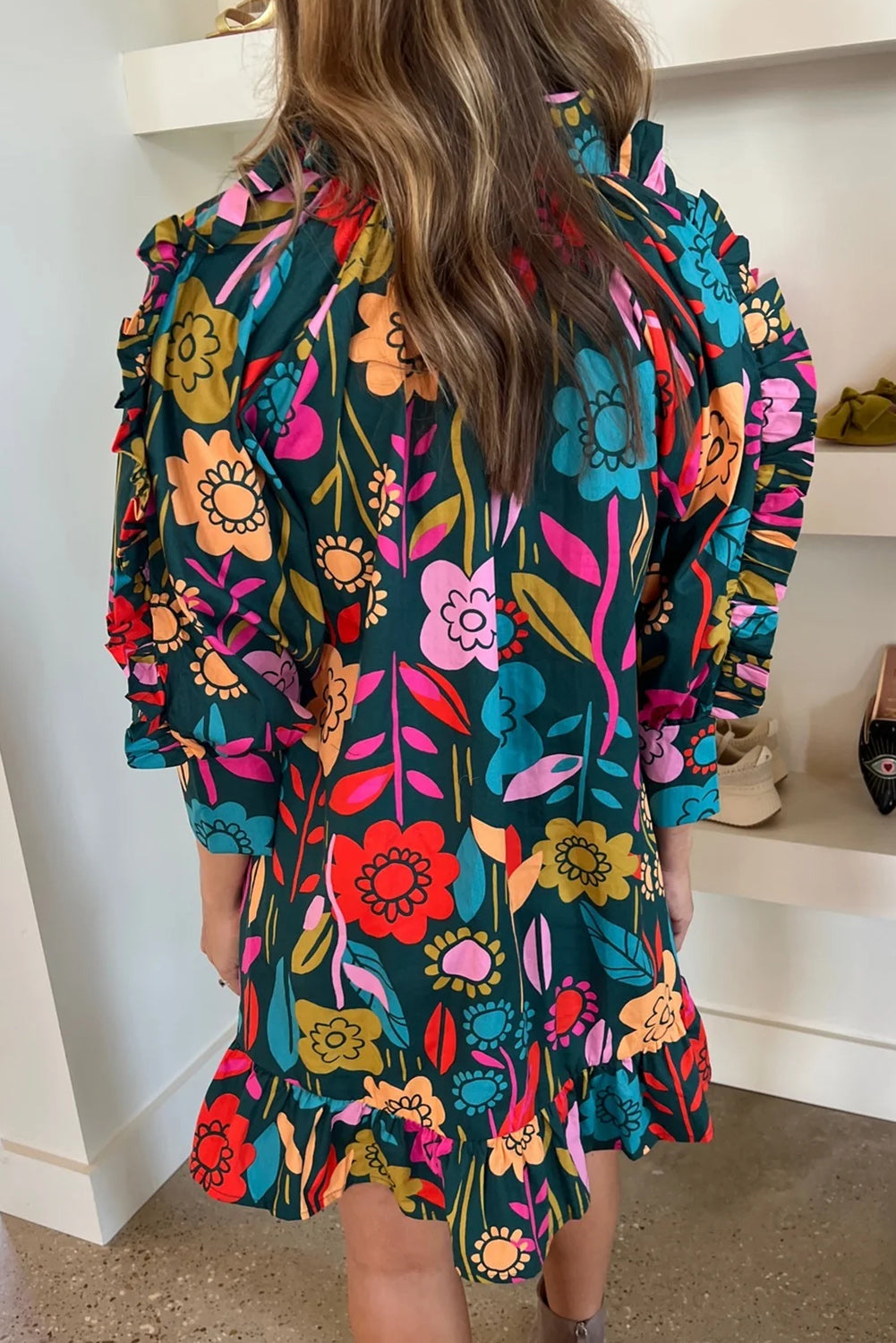 Grünes Minikleid mit Puffärmeln und Rüschen mit Blumendruck