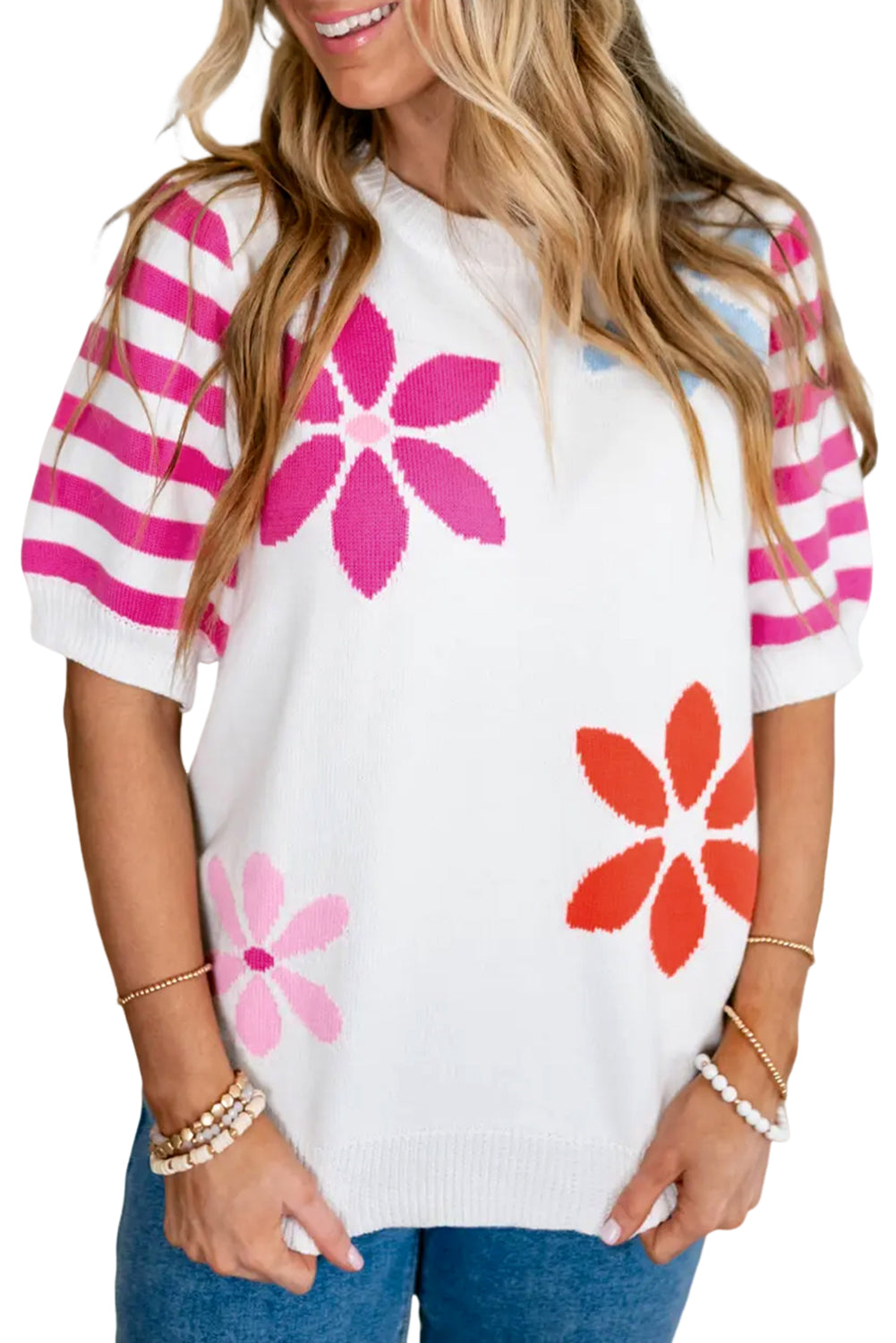Weißes blumenmuster gestreiftes pullover-t-shirt