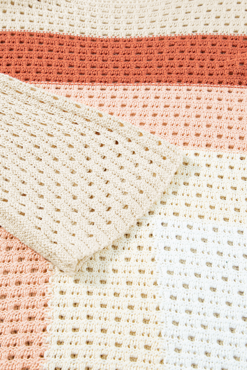 Aprikosenfarbener pointelle-strick-baggy-pullover mit farbblockmuster