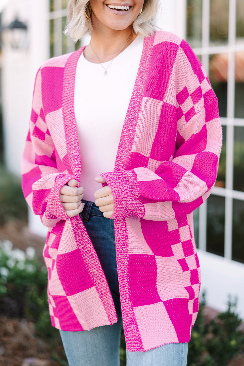 Rot karierte strickjacke mit geripptem saum und offener vorderseite