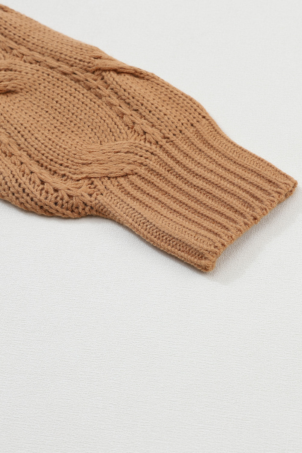 Khakifarbene strickjacke mit geripptem ösenbesatz