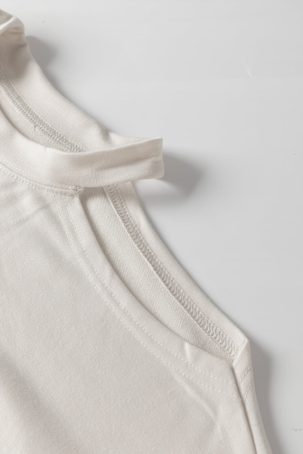 Khakifarbenes t-shirt-kleid mit kalten schultern und schlitzen