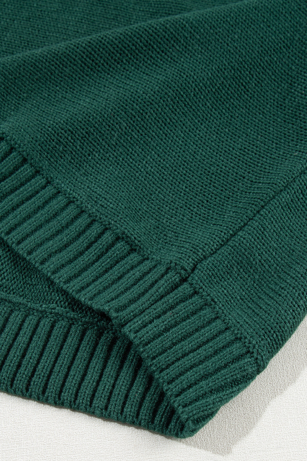 Schwarz-grüner pullover mit gesticktem buchstaben und hohem ausschnitt