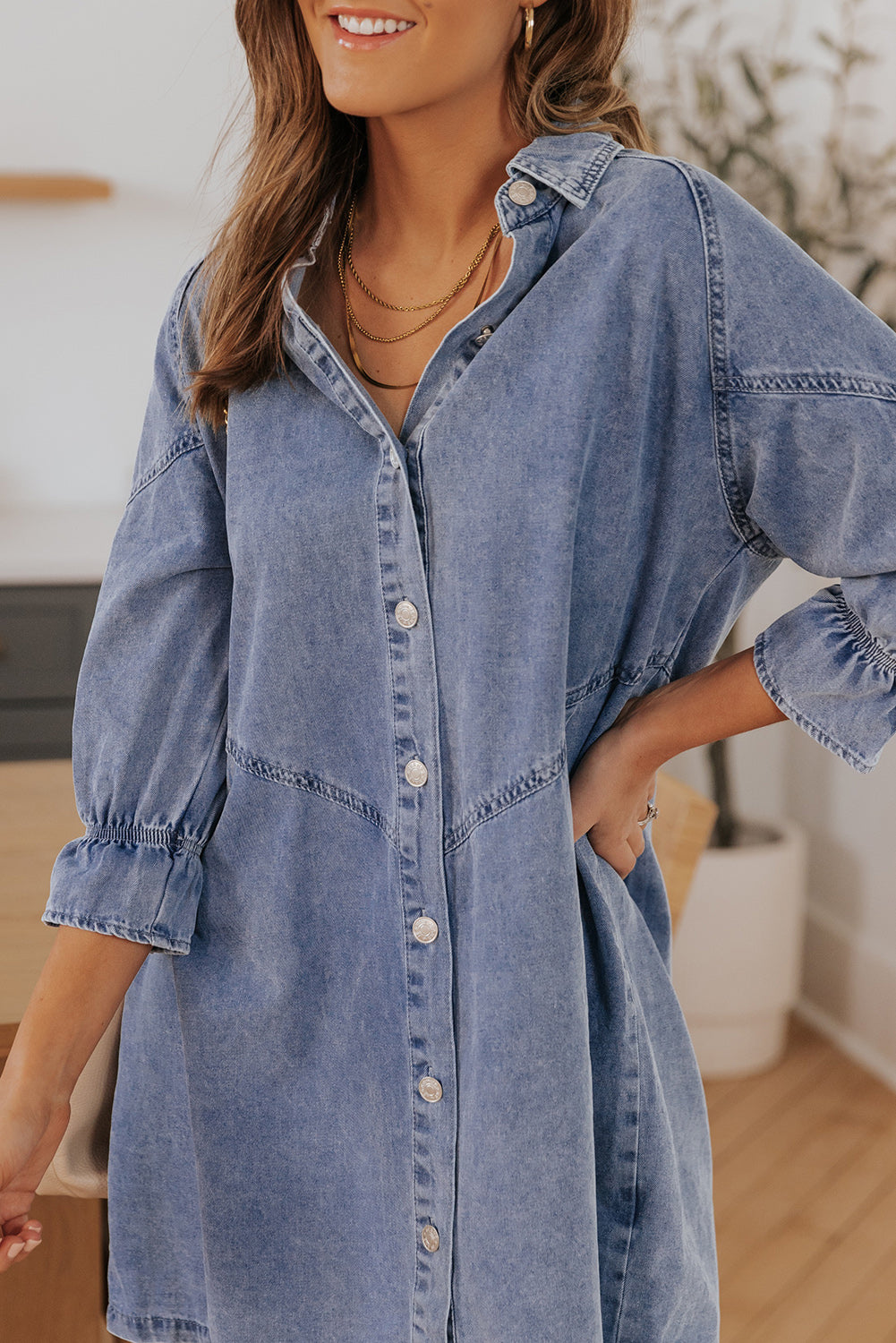 Hemelse blauwe denim mini-jurk met lange mouwen met knopen