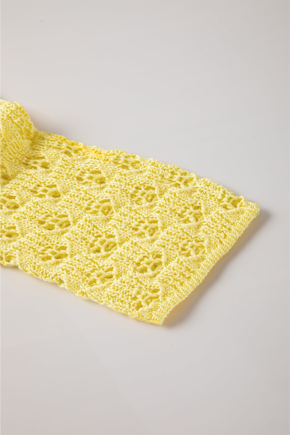 Gelber pointelle-strickpullover mit v-ausschnitt strickjacke