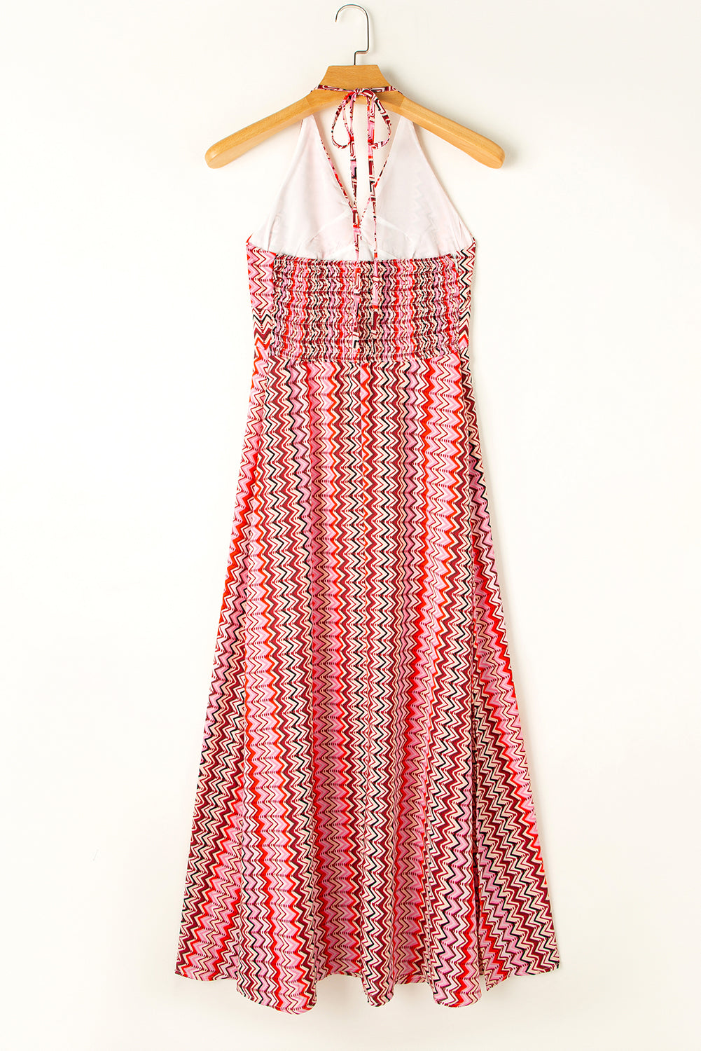 Rotes rückenfreies maxikleid mit stammesmotiven im boho-look
