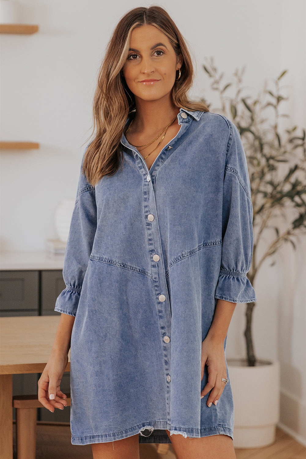 Hemelse blauwe denim mini-jurk met lange mouwen met knopen