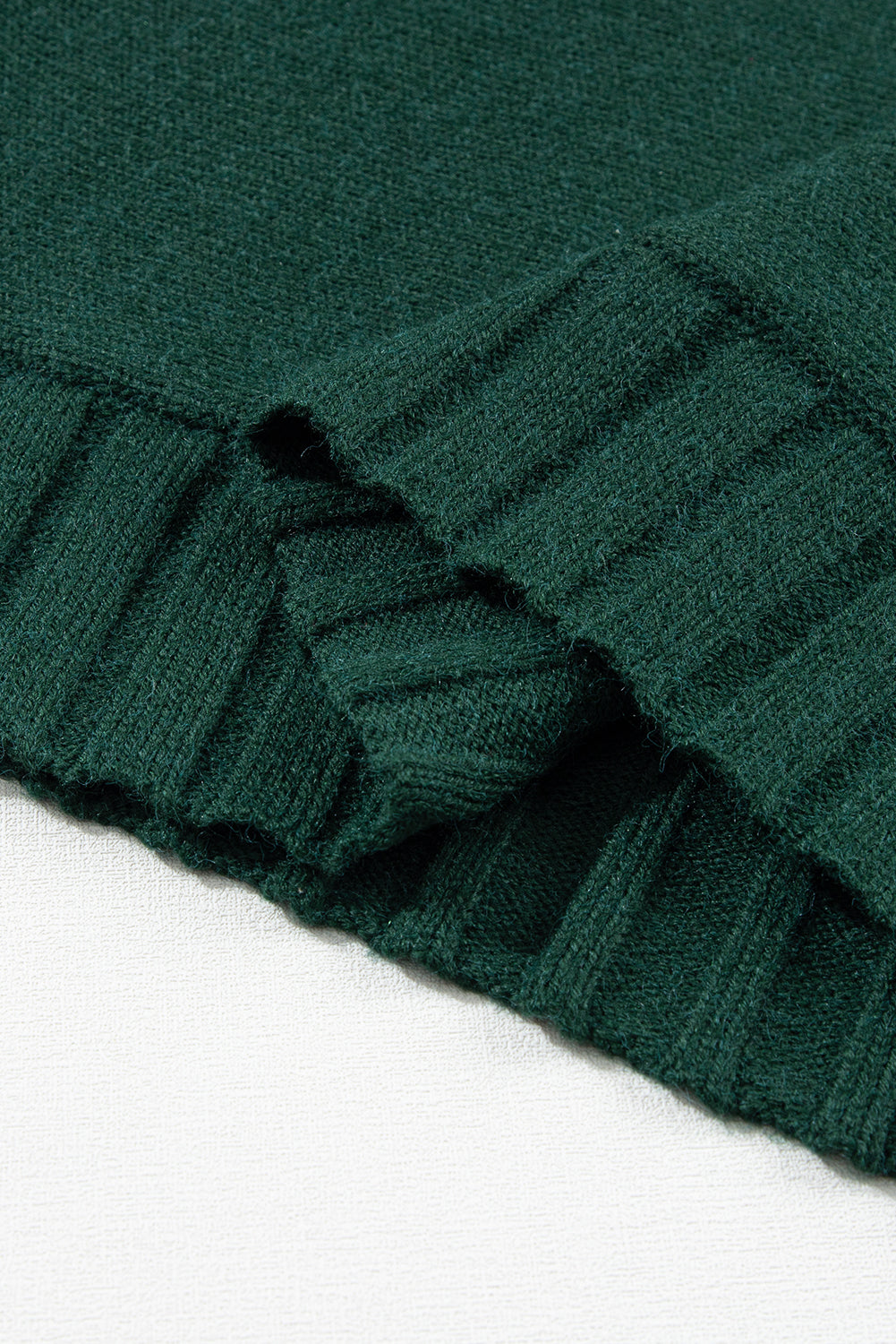 Schwarz-grüner batwing-kurzarm-strickpullover mit rundhalsausschnitt