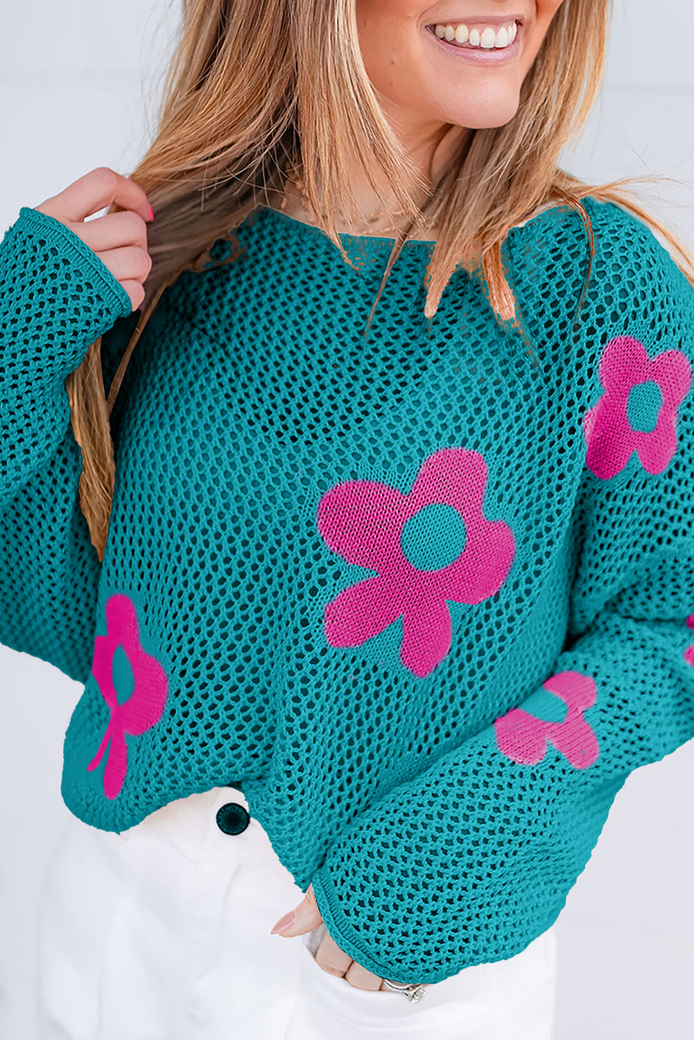 Meergrüner pullover mit großer blume und hohlen schultern aus strick