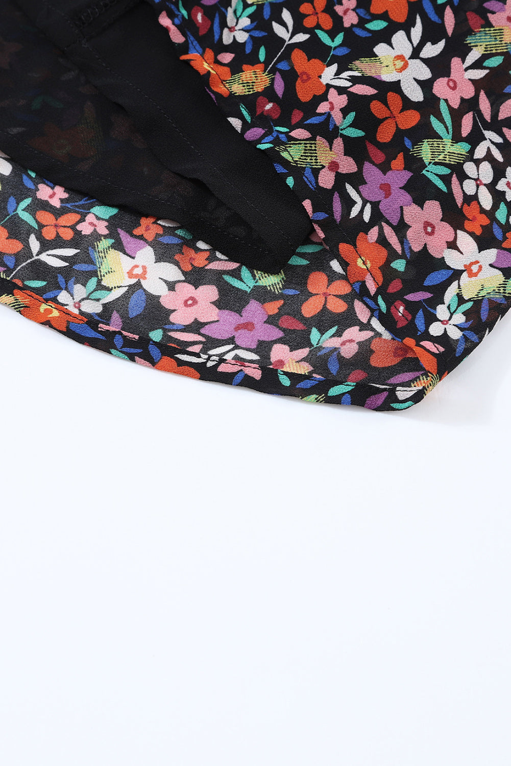 Langärmeliges kleid mit blumenmuster und v-ausschnitt