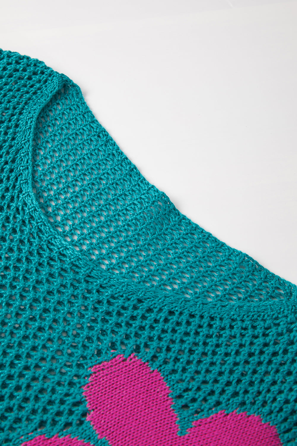 Meergrüner pullover mit großer blume und hohlen schultern aus strick