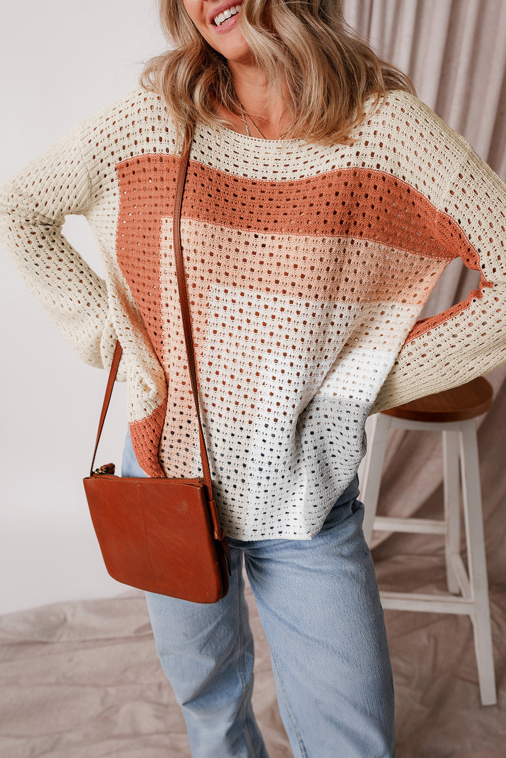 Aprikosenfarbener pointelle-strick-baggy-pullover mit farbblockmuster