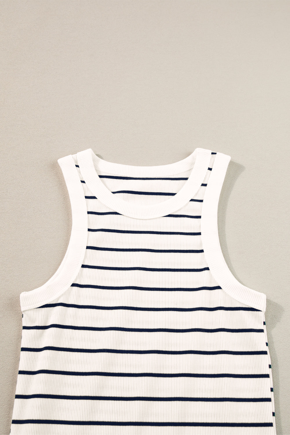 Weißes gestreiftes rippenstrick-tank-minikleid