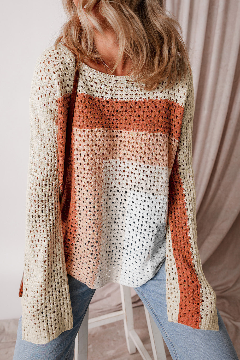 Aprikosenfarbener pointelle-strick-baggy-pullover mit farbblockmuster