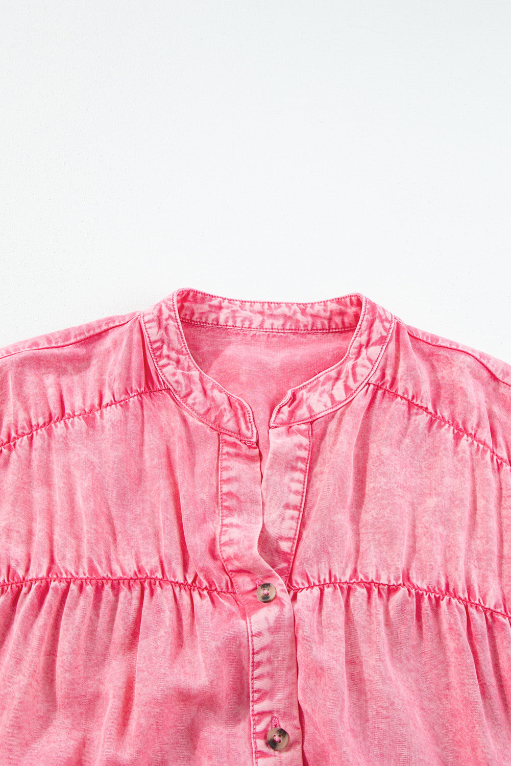 Rosa gerüschtes minikleid aus denim mit kurzen ärmeln und knöpfen
