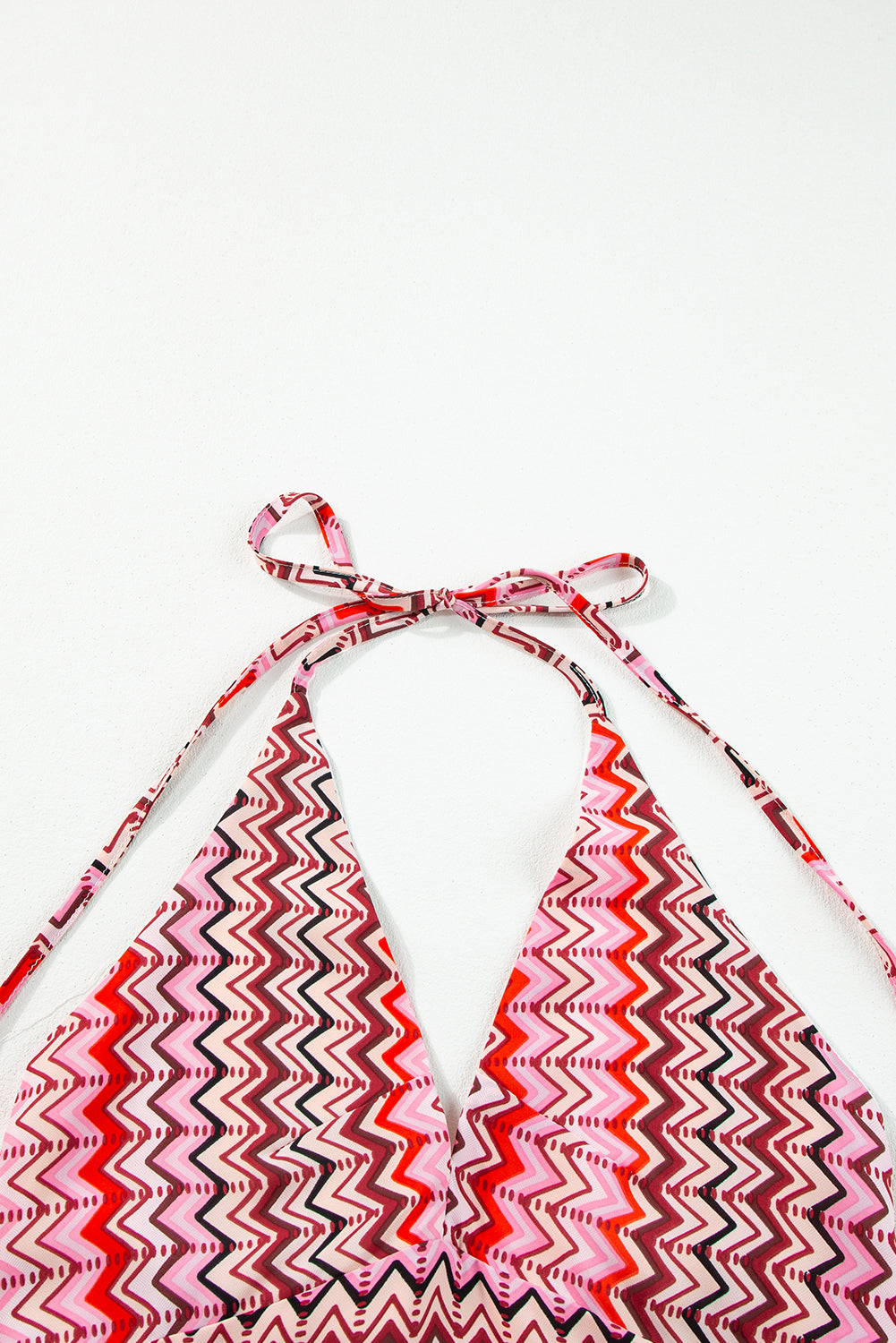 Rotes rückenfreies maxikleid mit stammesmotiven im boho-look