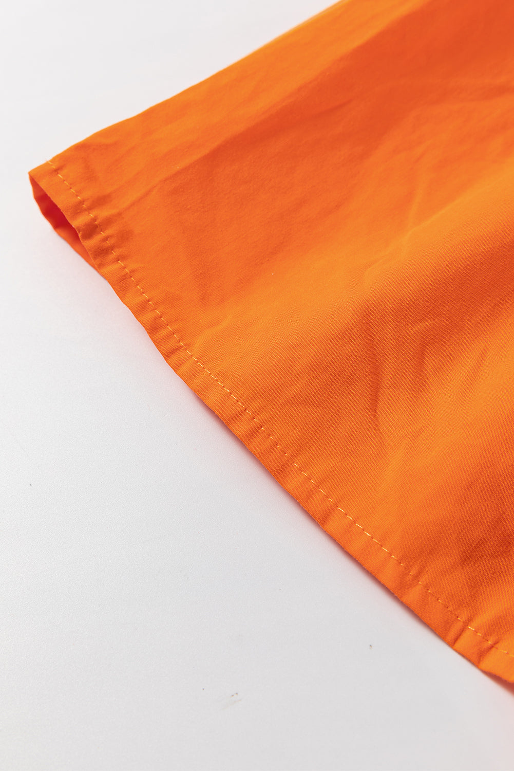Bonbon farbblock gestuftes kleid mit gekerbtem hals und rüschenärmeln