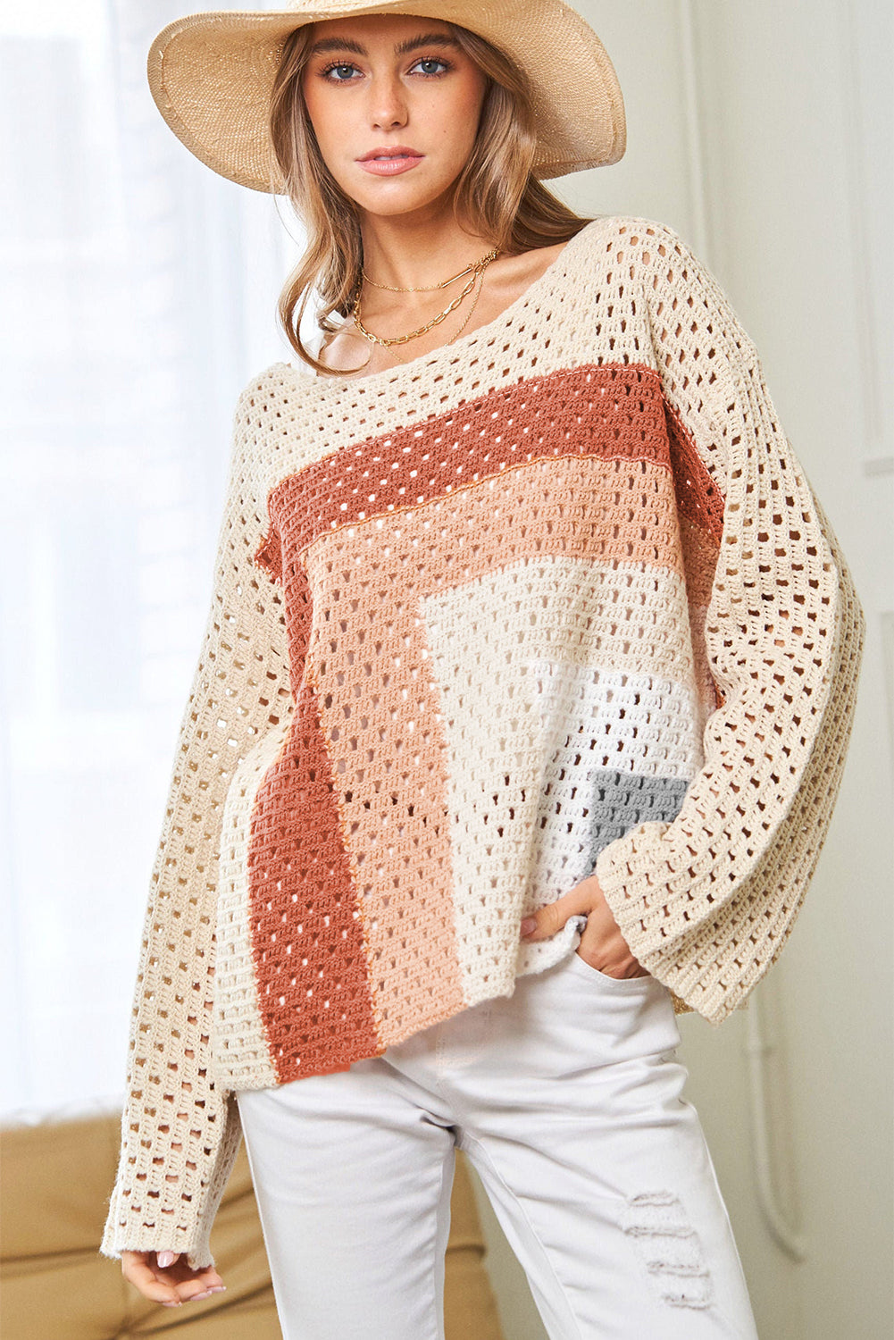 Aprikosenfarbener pointelle-strick-baggy-pullover mit farbblockmuster