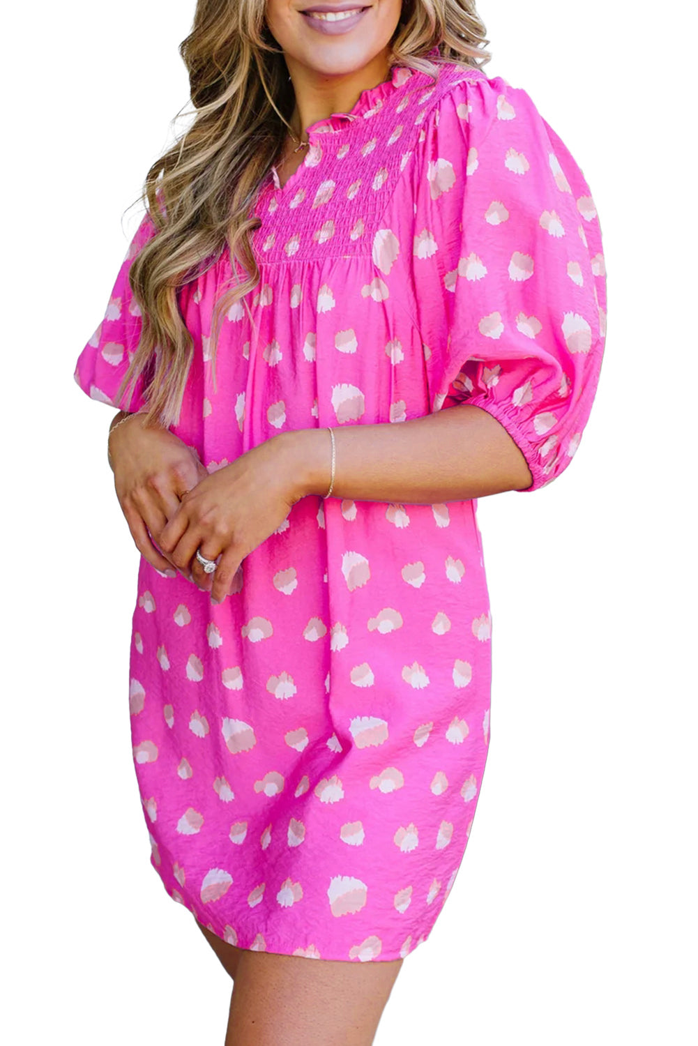 Hellrosa bedrucktes kleid mit geraffter passe und halben puffärmeln