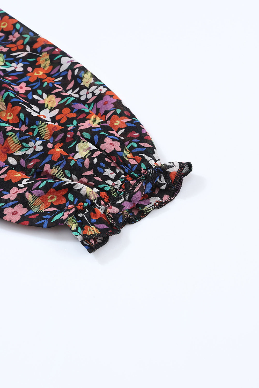 Langärmeliges kleid mit blumenmuster und v-ausschnitt