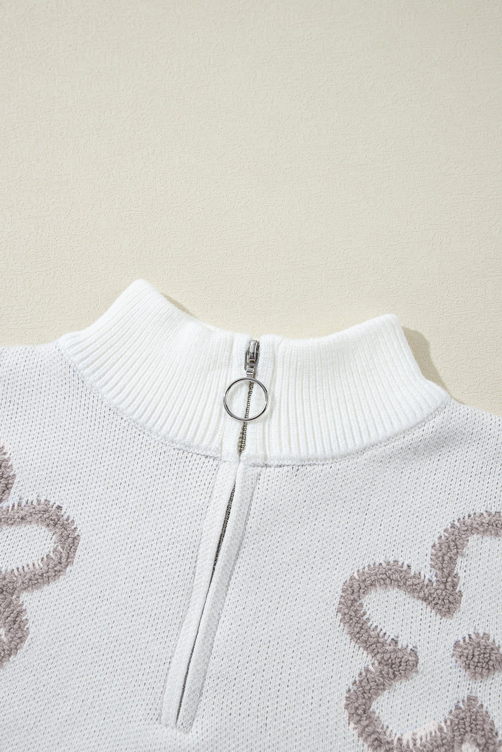 Weißer kontrast-blumen-halb-reißverschluss-pullover mit stehkragen
