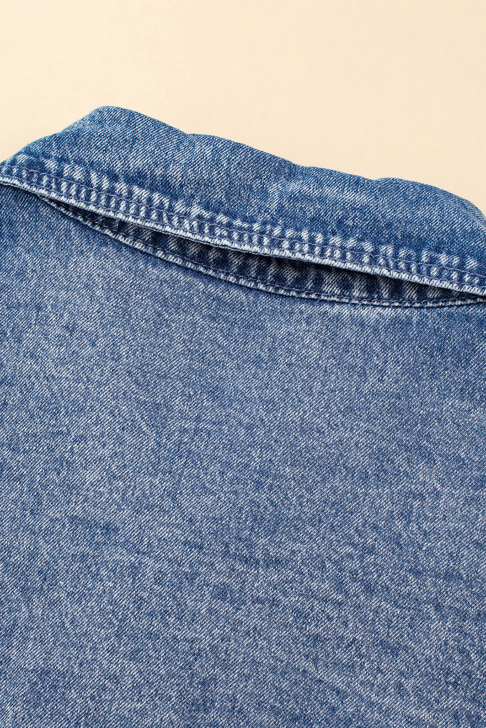 Blaue mineralwaschung ärmelbündchen mit ausgefranstem saum denim-kleid