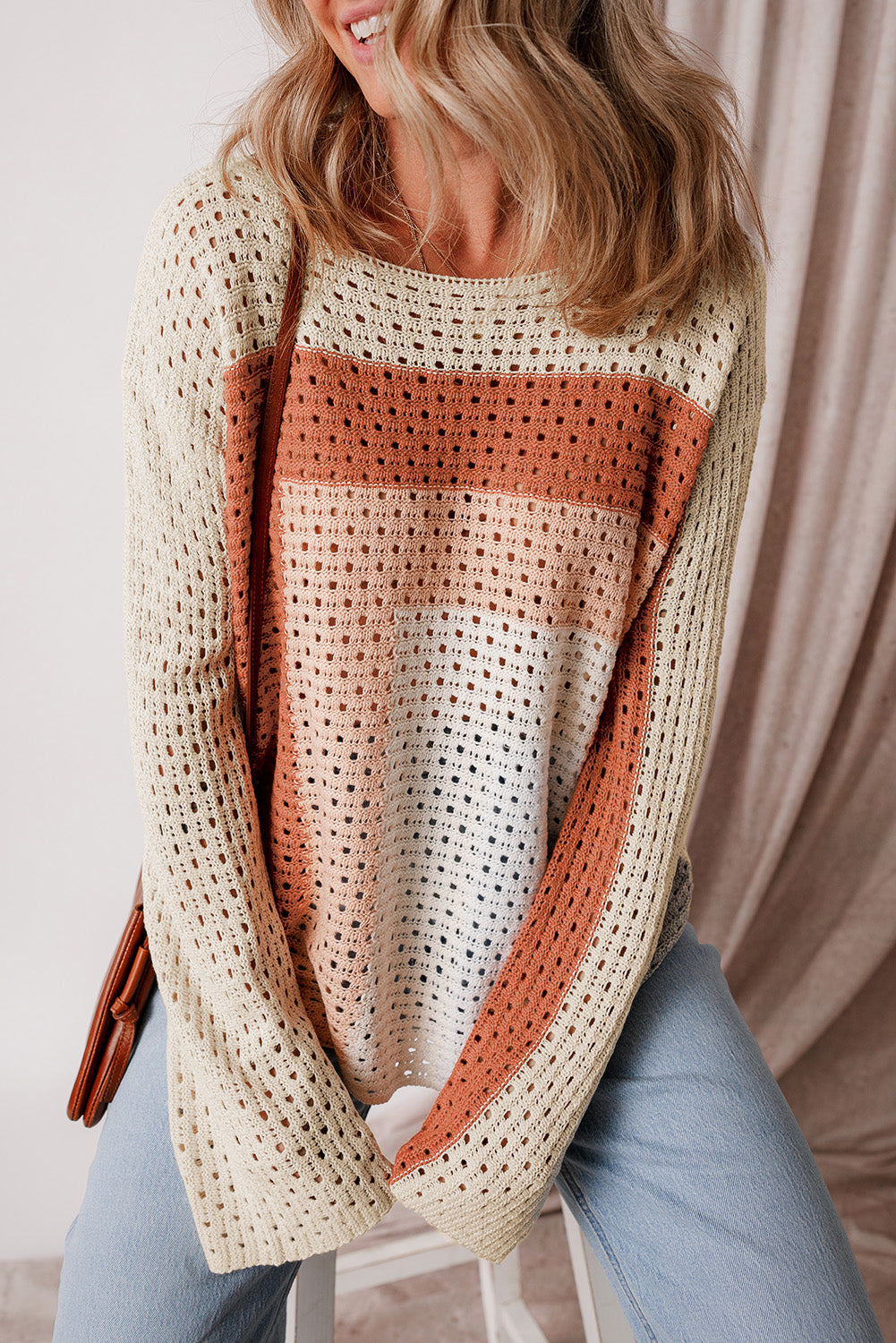 Aprikosenfarbener pointelle-strick-baggy-pullover mit farbblockmuster