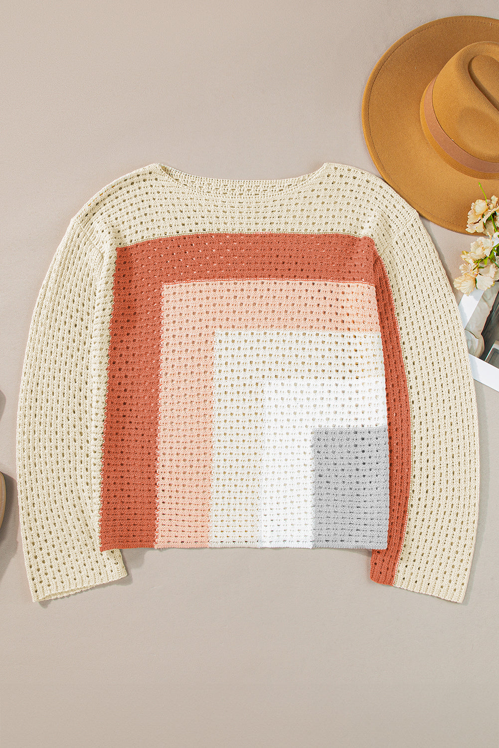 Aprikosenfarbener pointelle-strick-baggy-pullover mit farbblockmuster