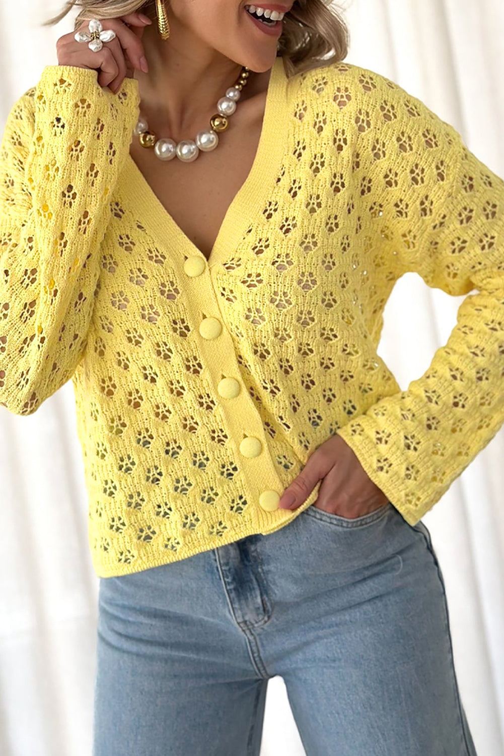 Gelber pointelle-strickpullover mit v-ausschnitt strickjacke