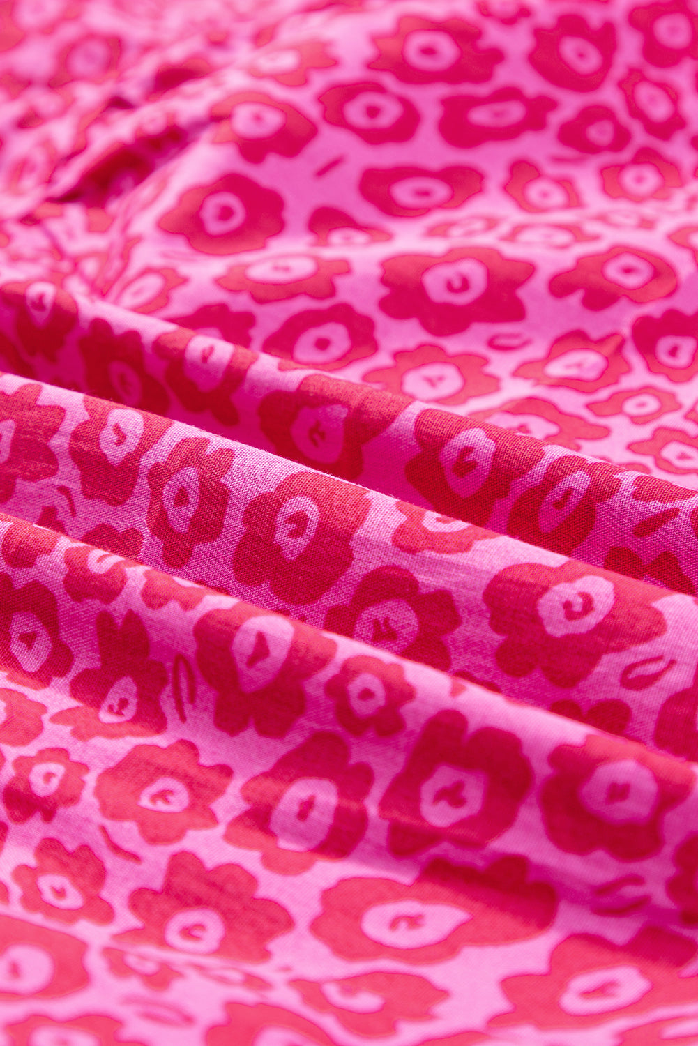 Rosenrotes blumenkleid mit puffärmeln und gestuftem maxikleid