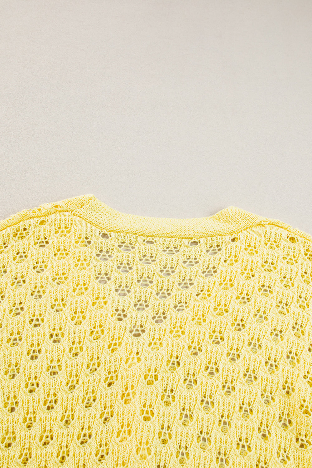 Gelber pointelle-strickpullover mit v-ausschnitt strickjacke