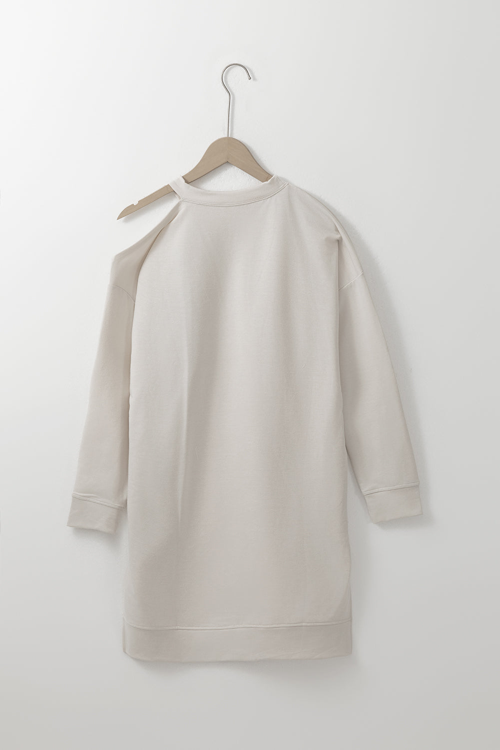 Khakifarbenes t-shirt-kleid mit kalten schultern und schlitzen