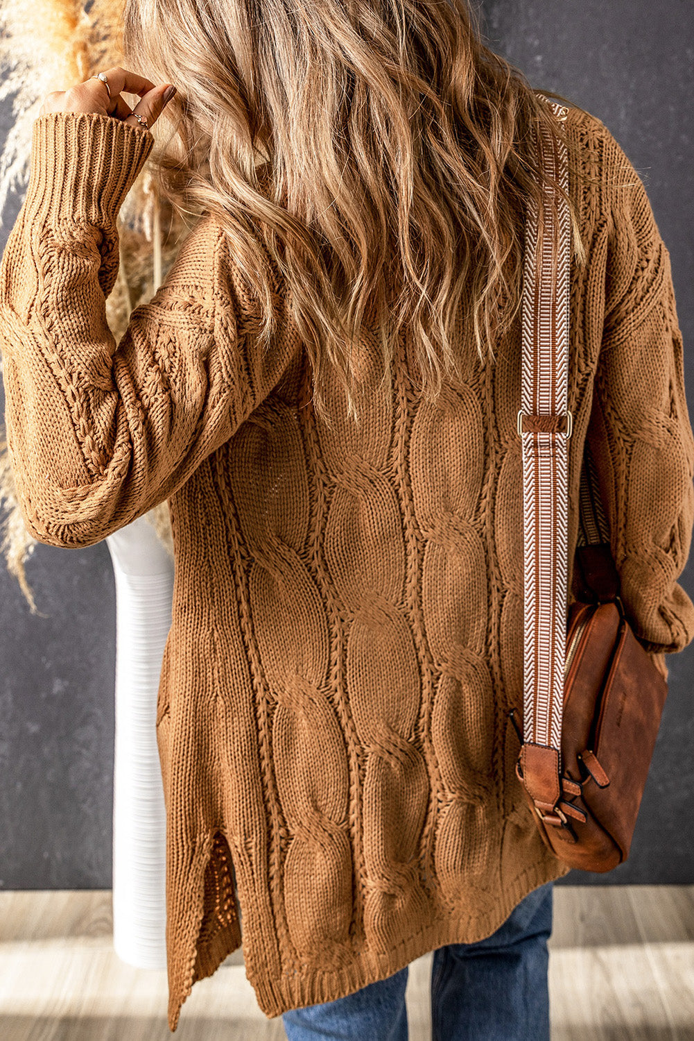 Khakifarbene strickjacke mit geripptem ösenbesatz