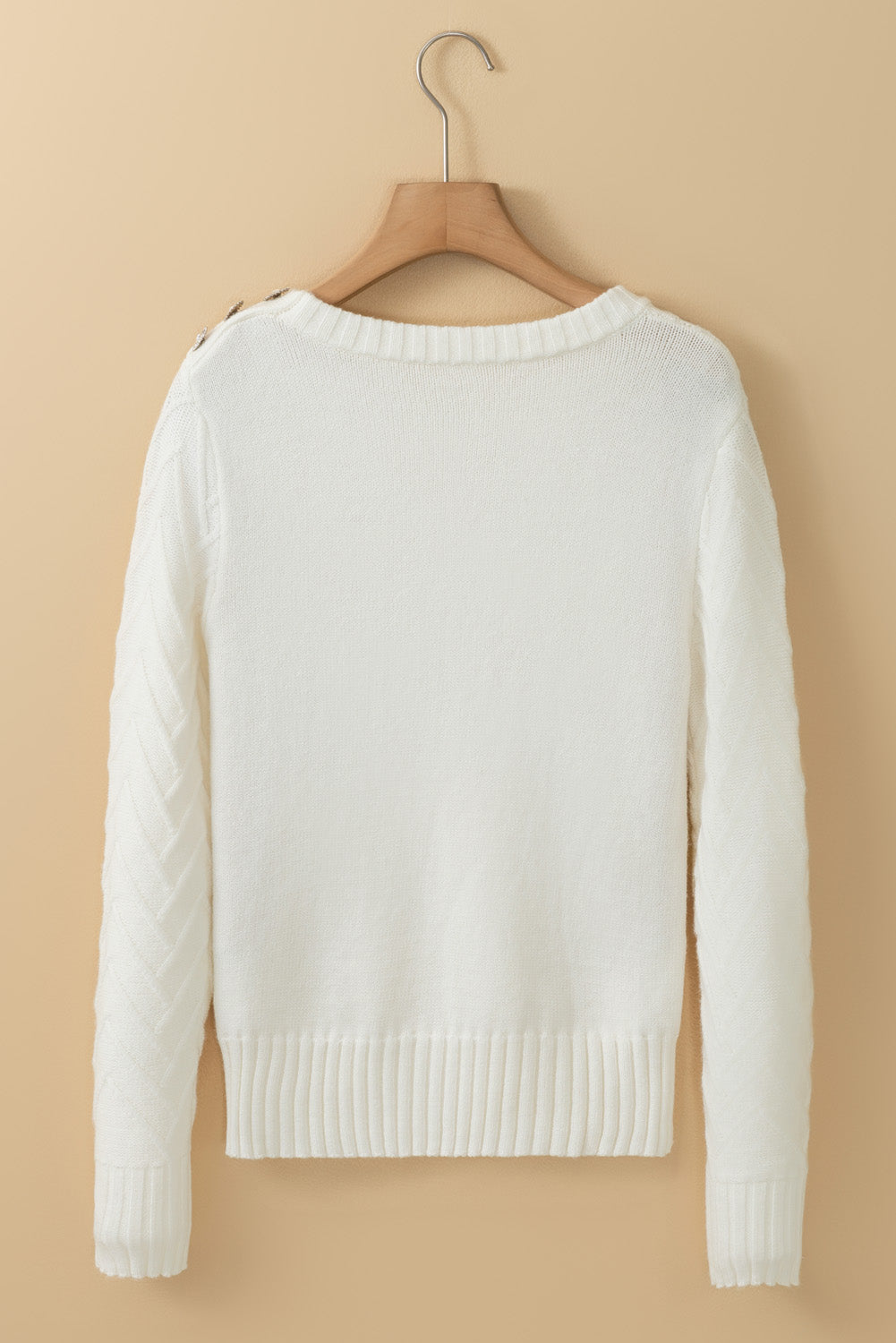 Weißer strukturierter strickpullover mit knopfdekor